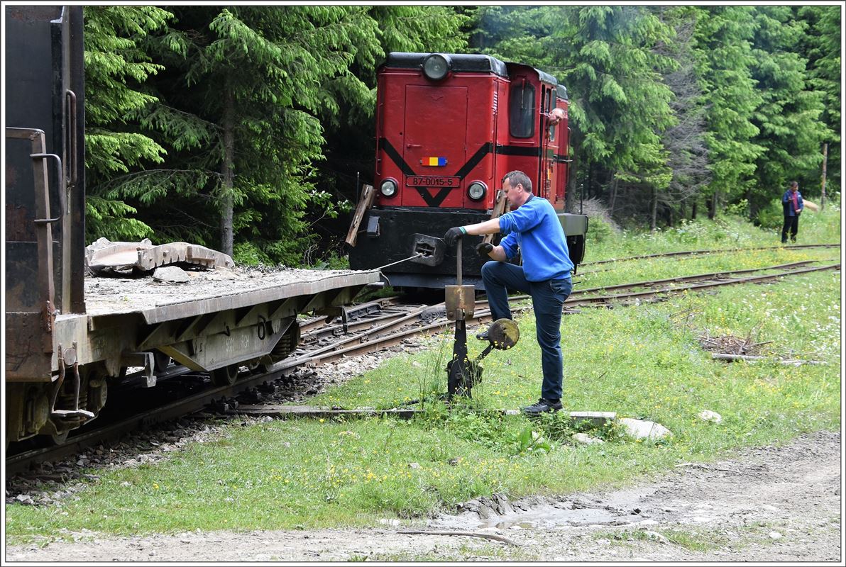 Das Stahlseil ist gespannt. Behutsam zieht 87-0015-5 die Wagen ins Nachbargleis. (12.06.2017)