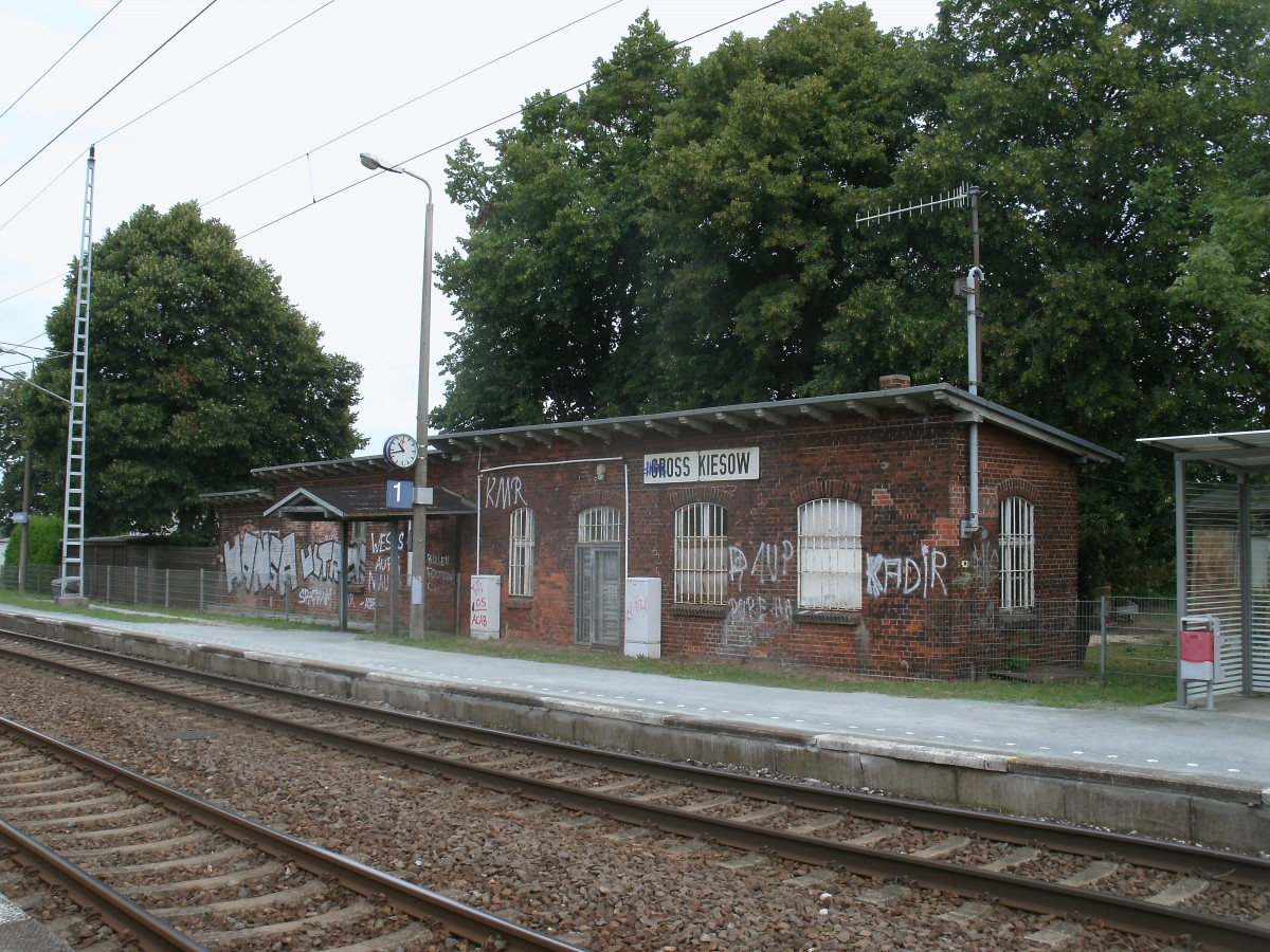Das Stationsgebude von Gross Kiesow(bei Greifswald)an der Strecke Stralsund-Berlin am 18.August 2013.
