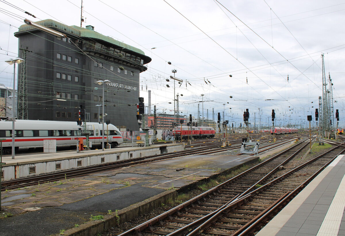 Das Stellwerk Fpf und ein Teil vom Gleisvorfeld, am 03.04.2024 in Frankfurt (M) Hbf.