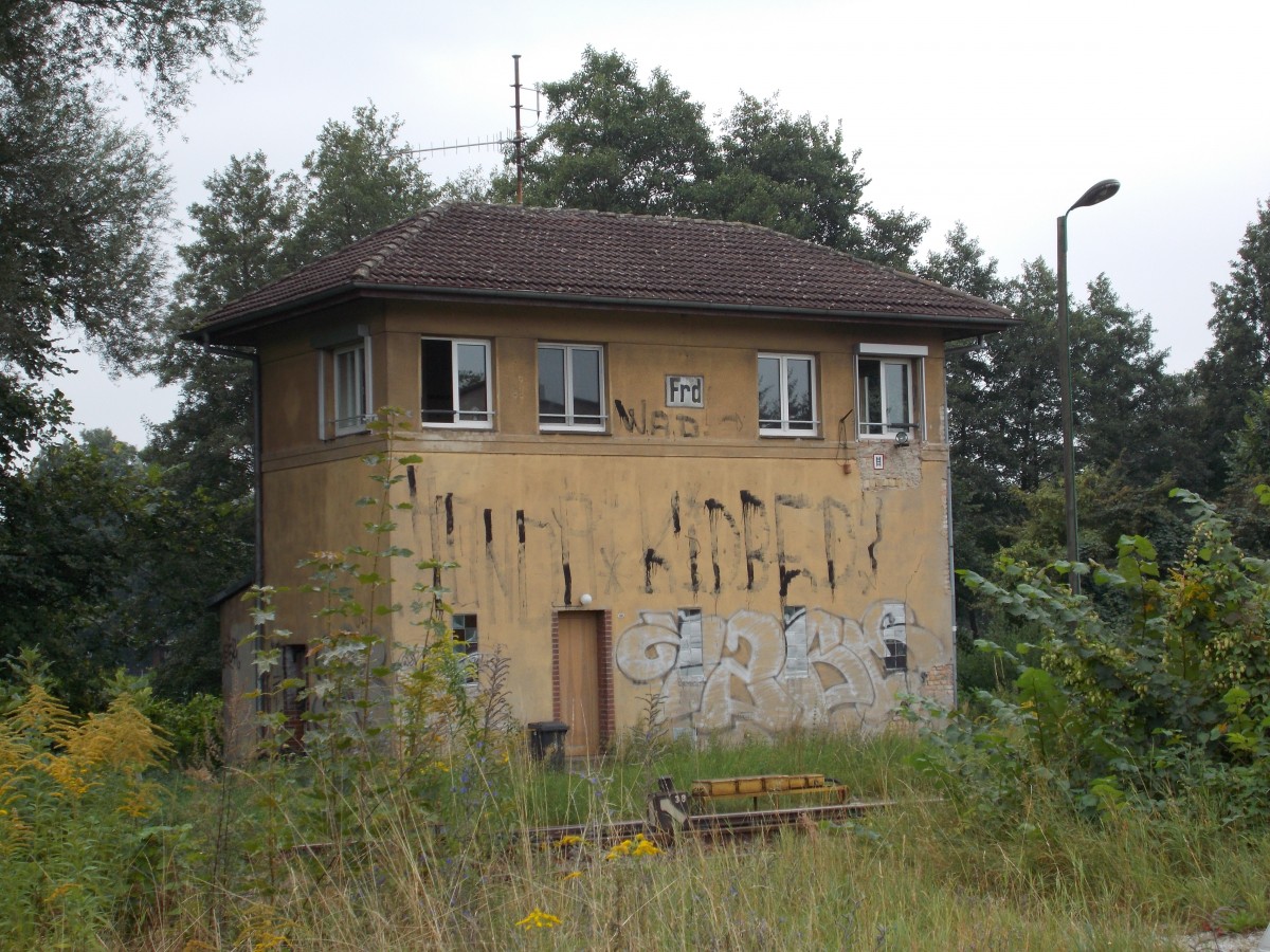 Das Stellwerk Frd in Fredersdorf(bei Berlin) ist sogar noch mit einen Fdl besetzt.Aufgenommen am 17.September 2014.