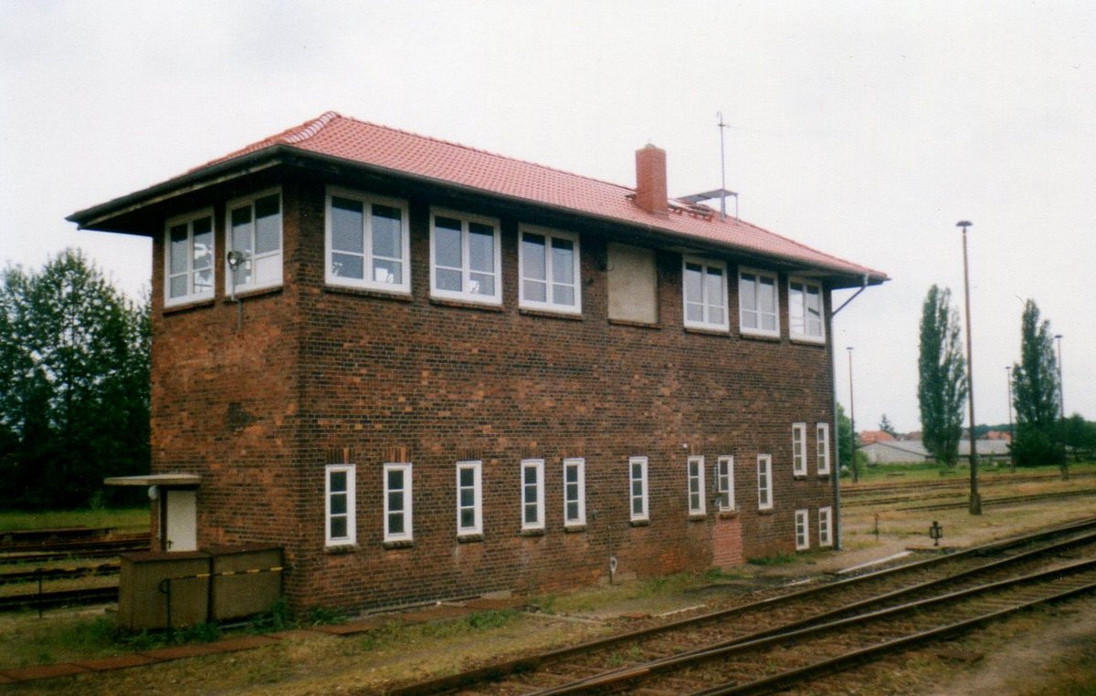 Das Stellwerk in Neustrelitz Süd war im Juni 1998 noch mit Personal besetzt.