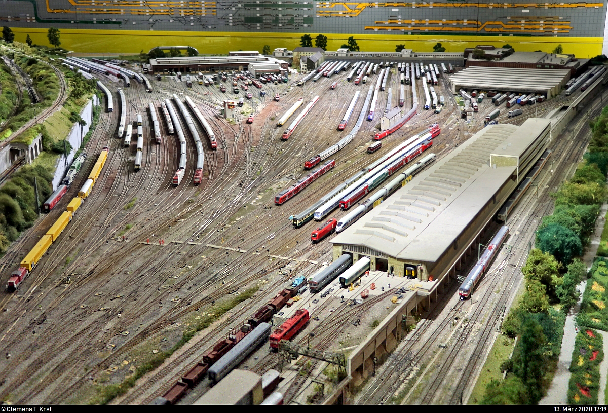 Das  Stellwerk S  in Herrenberg zeigt seit September 2017 ein originalgetreues Modell des Gebiets der Gleise rund um den Stuttgarter Hauptbahnhof in Spur N. Erbaut wurde die sehr detailverliebte Anlage in über 30 Jahren von Wolfgang Frey, einst Fahrdienstleiter im Stuttgarter Stellwerk am Hauptbahnhof.

Am anderen Ende des Modells kann man den Abstellbahnhof am Rosensteinpark bestaunen. Dieser ist dem Hauptbahnhof vorgelagert und soll im Zuge des Bahnprojekt Stuttgart–Ulm stillgelegt werden. Als Ersatz werden im ehemaligen Güterbahnhof Stuttgart-Untertürkheim neue Abstellflächen entstehen.
Würde man sich hier jedem abgestellten Fahrzeug widmen, wäre man wahrscheinlich einige Stunden beschäftigt. ;)
[13.3.2020 | 17:19 Uhr]

Weitere Informationen:
https://www.stellwerk-s.de/