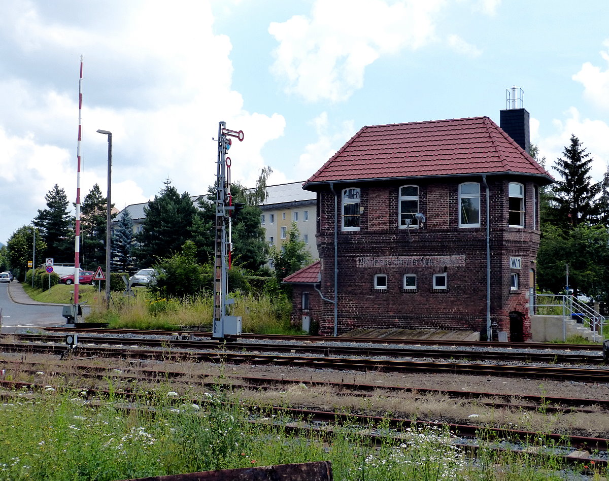 Das Stellwerk unweit des  Bahnhofes  Niedersachswerfen an der Strecke Nordhausen - Ellrich 11.07.2014