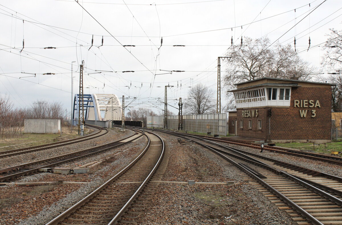 Das Stellwerk W3 am 13.02.2023 in Riesa, mit Blick zur Elbbrücke. Vom Bahnsteigende aus fotografiert.