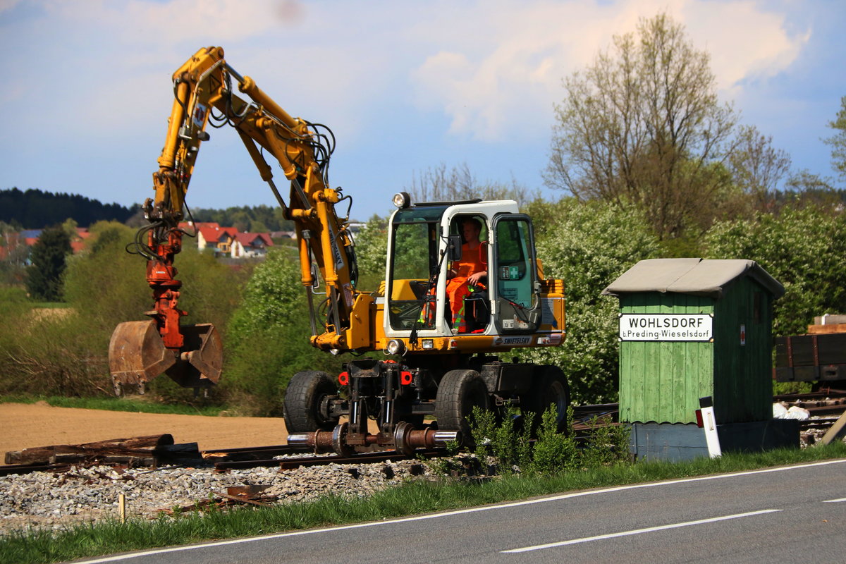 Das Stellwerkshäuschen könnte so manche Geschichte erzählen wenn es sprechen könnte.  Es wird wohl nicht das erste mal sein das in Wohlsdorf gegraben wird. 13.04.2016