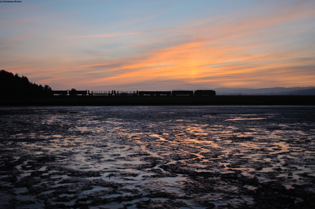 Das Stiftland im nördlichen Teil der Oberpfalz ist für seine Fischwirtschaft bekannt. Am 02.11.2014 allerdings waren die Fischteiche bei Oberteich bereits abgefischt und die Abenddämmerung spiegelte sich im übrigen Wasser des Teiches. Ab und an wird die Stille unterbrochen, wie hier als sich eine Ludmilla mit ihrem Mischer aus Nürnberg ihren Weg Richtung Marktredwitz bahnt.