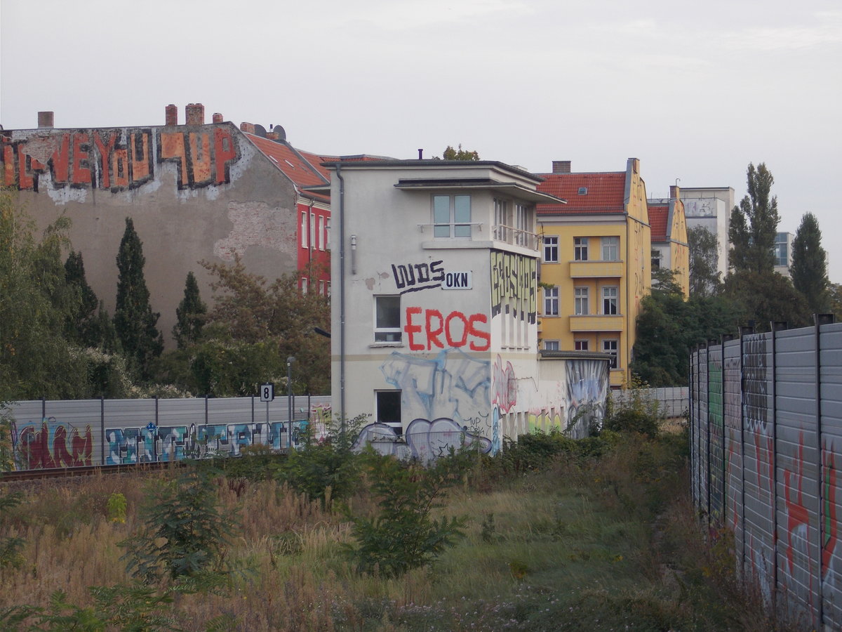 Das stillgelegte,aber nicht abgerissene,Stellwerk Okn in Berlin Ostkreuz am 23.September 2017.Aufnahme vom Bahnsteig aus.
