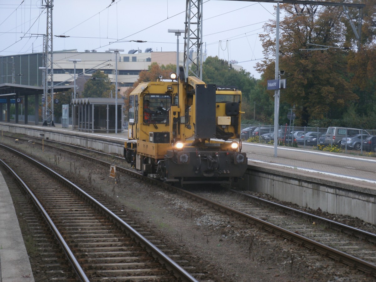 Das Stralsunder GAF hatte,am 12.Oktober 2013,eine Schneefr�se zur Fahrzeugausstellung an den Stralsunder Bahnsteig gebracht.