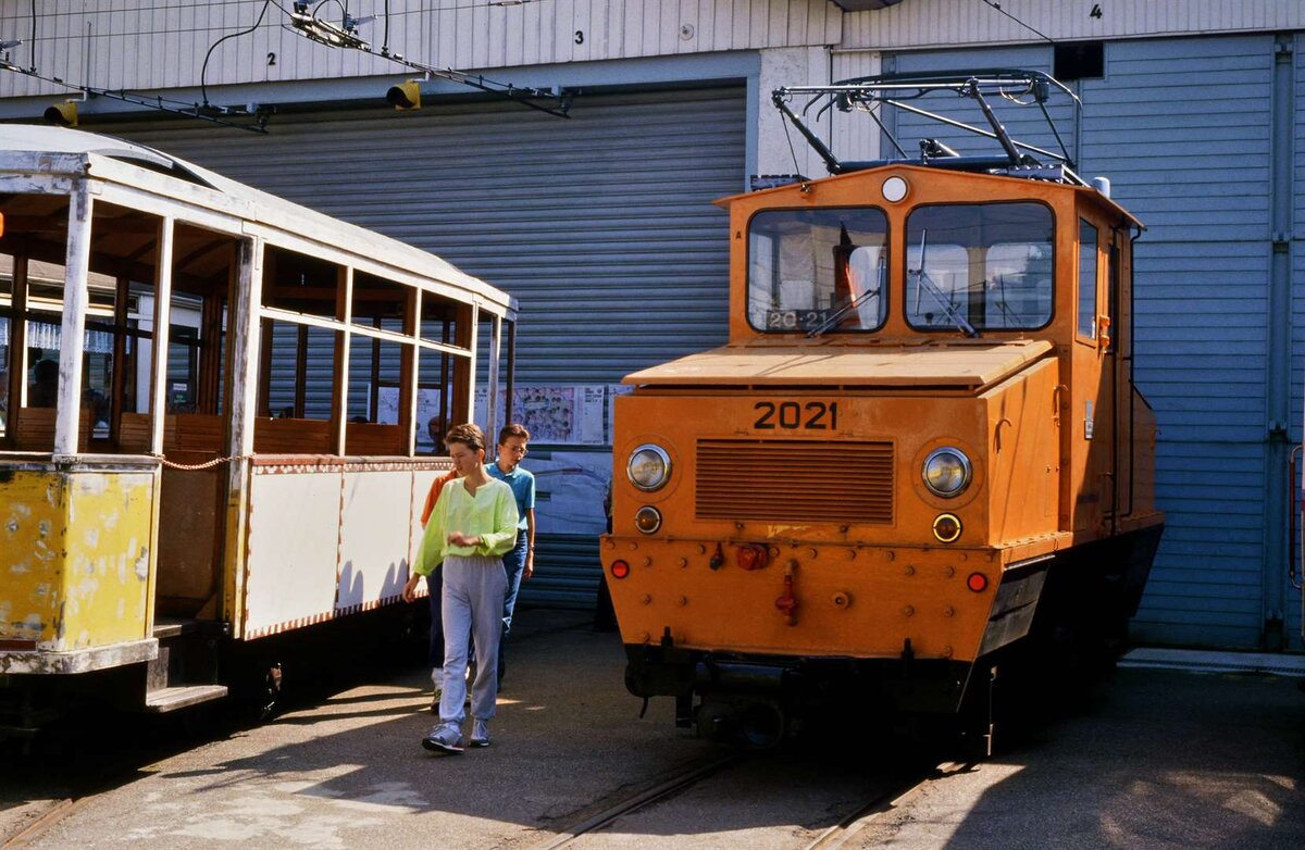 Das Straßenbahnmuseum Stuttgart (SMS) zeigte am 26.09.1986 seine Schätze vor dem früheren Betriebshof Gerlingen: SSB-Bauzuglokomotive 2021 war 1946 von der MF Esslingen und BBC als Trümmerlok für Stuttgart gebaut worden. Später gelangte sie zur SSB.