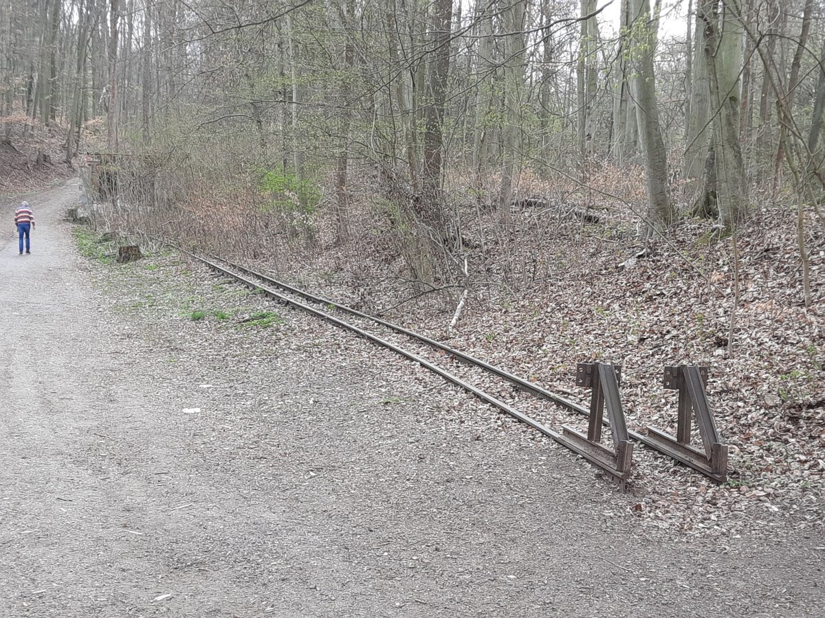 Das Streckenende der Parkeisenbahn Gera au�erhalb des Tierparks, am 25.04.2021. Die Stelle wird als Verladem�glichkeit genutzt. 