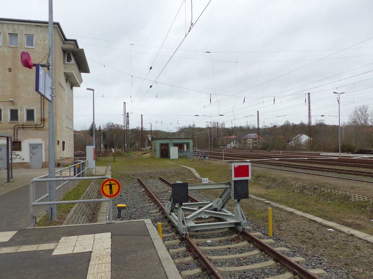 Das Streckenende der S 7 und ein Teil vom ehem. Stellwerk B1, am 01.02.2020 in Halle-Nietleben.