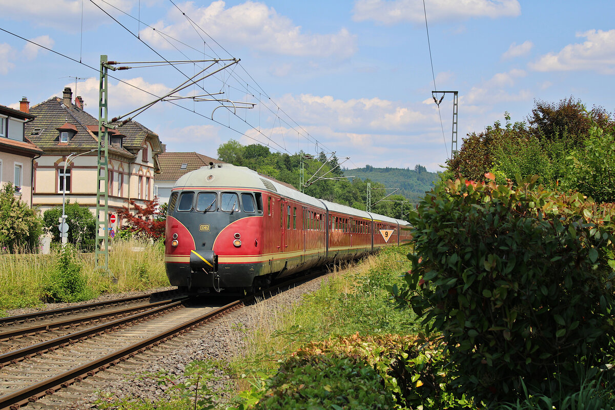 Das Stuttgarter Rössle erreicht den Bahnhof Steinen anlässlich des 20 jährigen Jubiläums der trinationalen S-Bahn Basel. Der historische VT 12.5 ist hier auf der Wiesentalbahn von Zell im Wiesental nach Lörrach Hbf unterwegs. (17.06.2023)