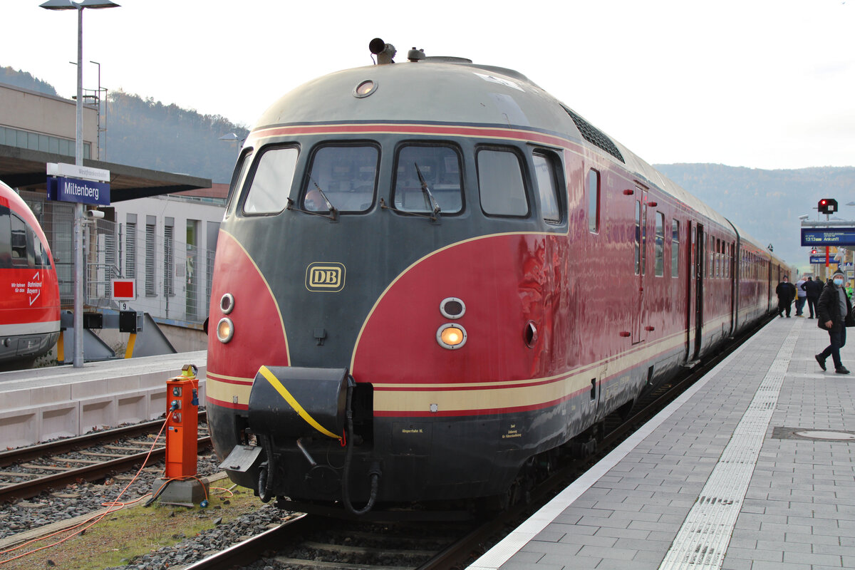 Das  Stuttgarter Rössle  VT 12 506/507 war am 27.11.2022 auf der Madonnenlandbahn unterwegs. Der Sonderzug zum Amorbacher Weihnachtsmarkt ist hier in Miltenberg zu sehen.