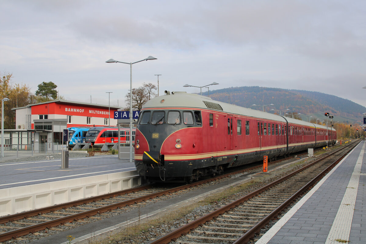 Das  Stuttgarter Rössle  VT 12 506/507 war am 27.11.2022 auf der Madonnenlandbahn unterwegs. Der Sonderzug zum Amorbacher Weihnachtsmarkt ist hier bei der Abfahrt in Miltenberg zu sehen.