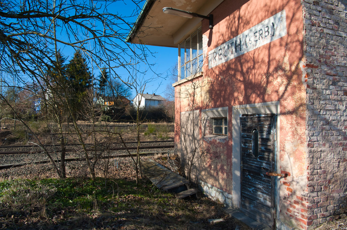 Das südliche Stellwerk des ehemaligen Bahnhofs Reuth b. Erbendorf hat auch schon bessere Zeiten gesehen. Trotzdem werden auch hier die Signale noch über Seilzüge zentral vom Bahnhof aus bedient, 16.02.2019