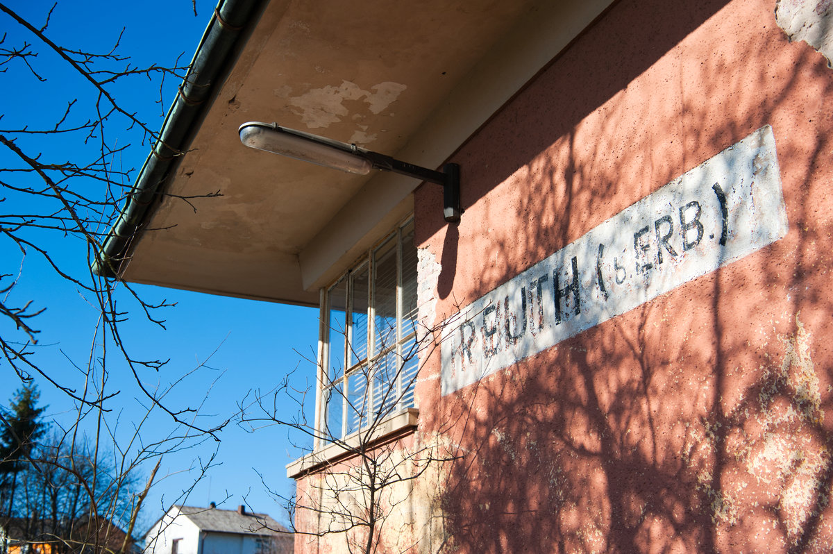 Das südliche Stellwerk des ehemaligen Bahnhofs Reuth b. Erbendorf hat auch schon bessere Zeiten gesehen. Trotzdem werden auch hier die Signale noch über Seilzüge zentral vom Bahnhof aus bedient, 16.02.2019
