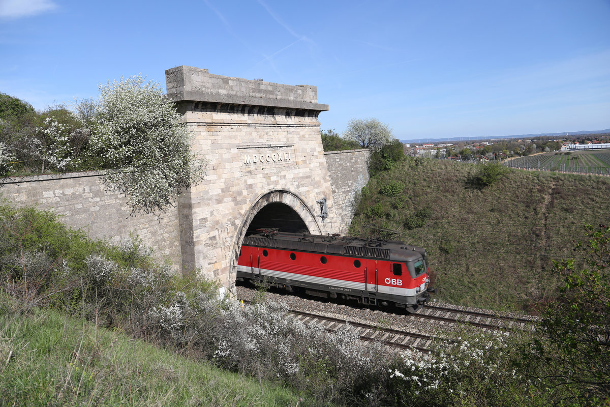 Das südliche Tunnelportal des  Busserltunnel  mit 1144.260 bei frischer Frühlingsstimmung am 14.4.18