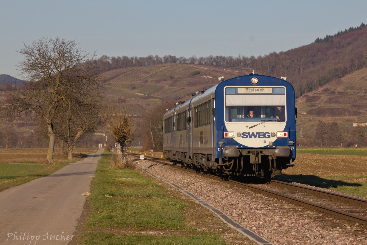 Das SWEG NE81-3er-Gespann bestehend aus VT 127, 126 und VS 202 fährt am 25.01.2016 seinem Zielbahnhof Breisach entgegen.