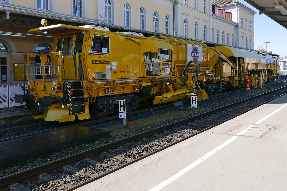 Das von SWIETELSKY eingesetzte Schotterbewirtschaftungssystem BDS 2000-4 von Plasser & Theurer (D-RTS 99 80 9125 002-2) auf dem erneuerten Gleis 1 des Friedrichshafener Stadtbahnhofes (10.03.2017).