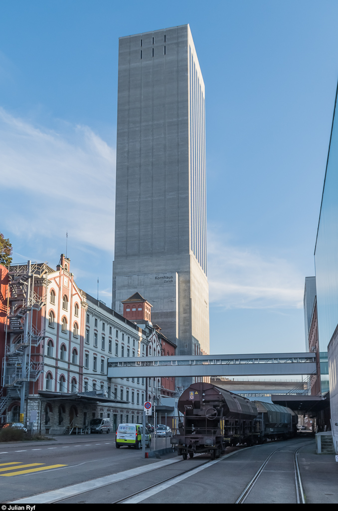Das Swissmill Kornhaus mitten in der Stadt Zürich ist mit 118 Meter Höhe der höchste Kornspeicher der Welt. Hier werden pro Tag 800 Tonnen Korn gemahlen, was 1/3 des in der Schweiz benötigten Mehls ergibt! Das Korn dafür wird per Bahn angeliefert, wofür bis zu 3 Mal täglich ein Güterzug mitten durch die Stadt fährt (inkl. Kreuzung mit dem Tram). Am 6. Dezember stehen einige Güterwagen im Anschlussgleis.