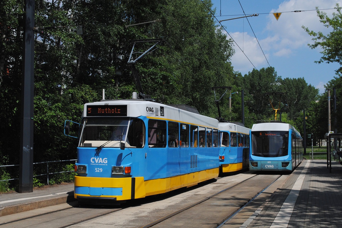 Das T3D - Tandem 529 + 530 der Linie 5 begegnet in der Haltestelle Ernst Wabra Straße der stadteinwärts fahrenden Variobahn 611. (07.06.2018)