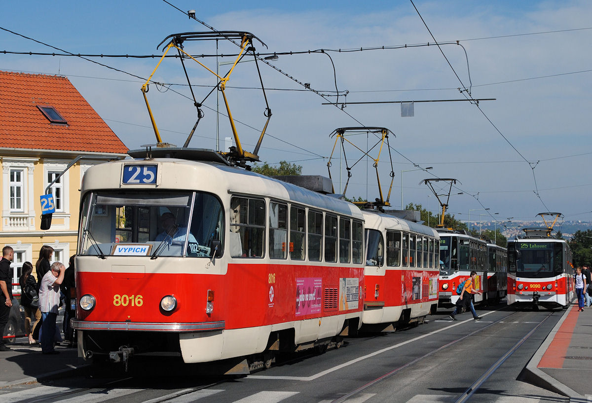 Das T3M - Tandem 8016 + 8013 hat in der Belohorska ul. die Zwischenendstelle Vypich erreicht. (16.09.2015)