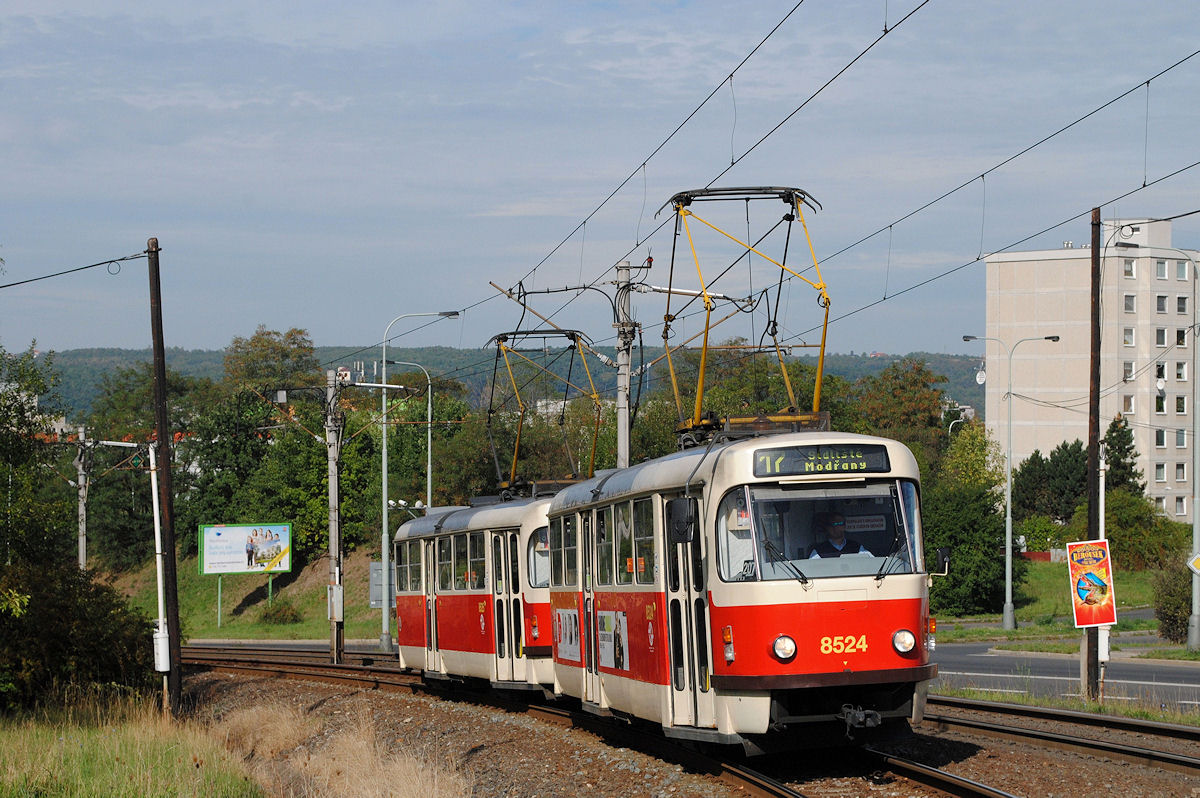 Das vom T3R.P  8524 geführte Tandem fährt  entlang der steilen Ulica Generala Siska nach Modrany und erreicht in wenigen Augenblicken die Haltestelle Modranska Rokla. (16.09.2015 )