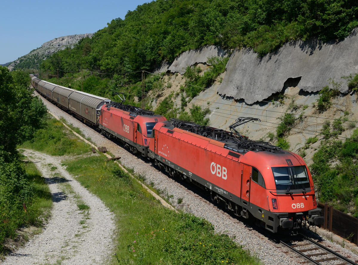 Das Taurus-Tandem bestehend aus  1216 148  und 1216 145 war am Nachmittag des 27. Mai 2017 einem nach Koper fahrendem Schiebewandwagenzug aus Jesenice vorgespannt, und wurde von mir kurz vor dem Kehrtunnel Hrastovlje fotografiert.