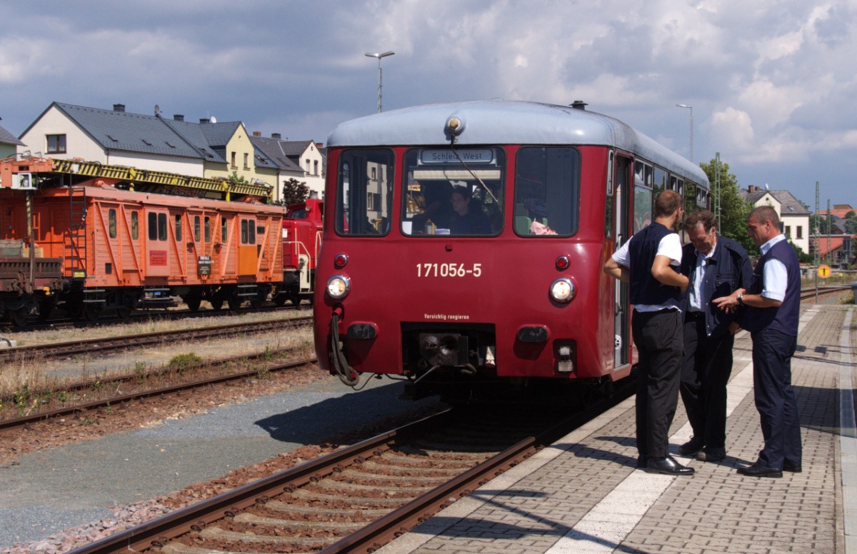 Das Team des  Frdervereins Wisentatalbahn  macht sich gleich wieder auf den Weg von Schnberg/Vogtland nach Schleiz West.
171 056-5 braucht fr die runden 16 Kilometer durch Sachsen und Thringen etwas mehr als 40 Minuten.
In der Zeit in der die Ferkeltaxe nach Schleiz und wieder zurck unterwegs ist haben wir Zeit die Gegend um den bahnhof Schnberg/Vogtland zu erkunden, denn mit der nchsten Fuhre fahren wir mit nach Schleiz West.
10.08.2013 - Bahnstrecke 6656 Schnberg - Schleiz