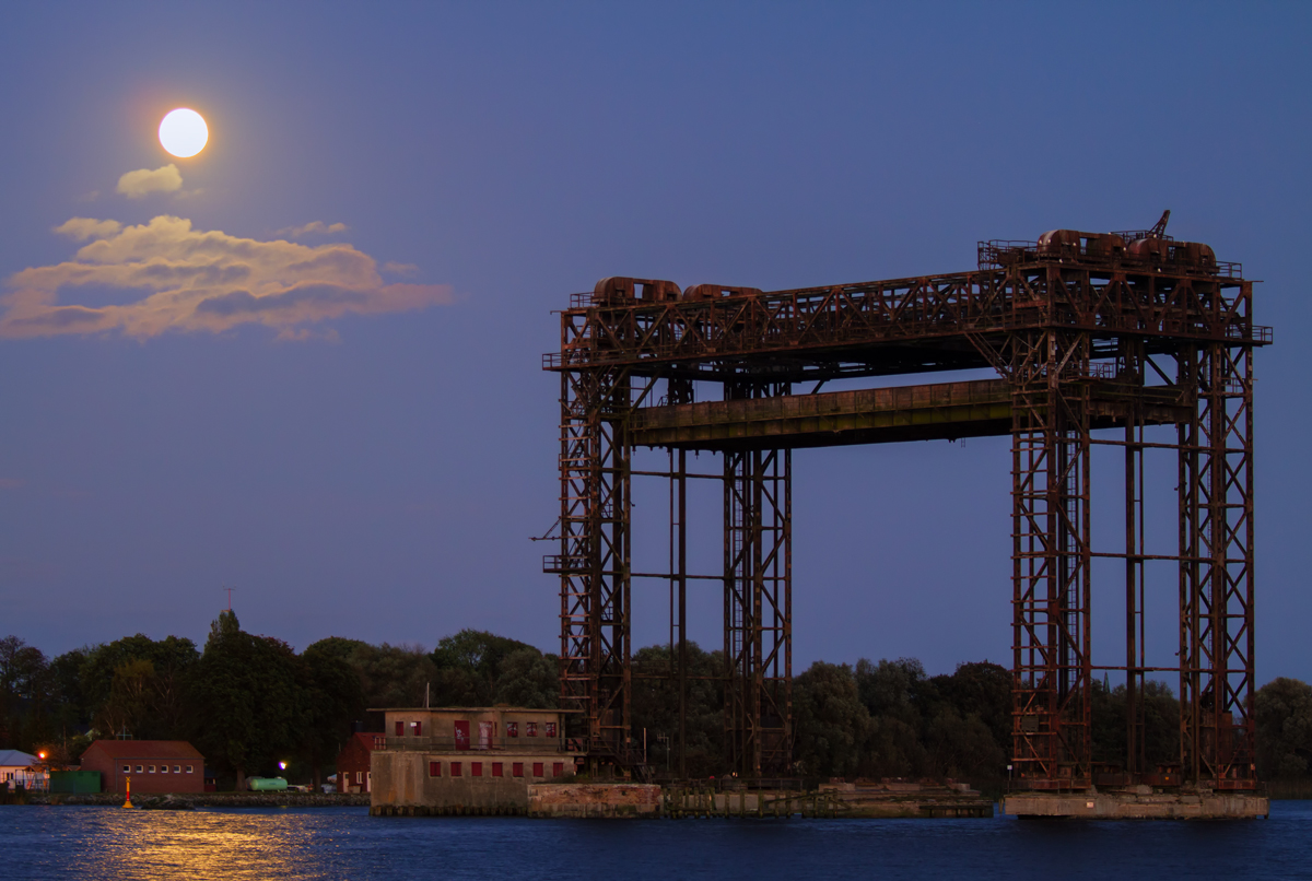 Das technische Baudenkmal der Eisenbahnhubbrücke Karnin von der Festlandseite in Kamp aufgenommen. - 12.10.2011