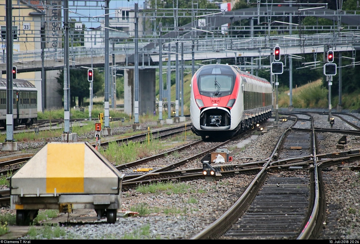 Das Tele reichte geradeso aus, um am Ende des Bahnsteigs 4/5 im Bahnhof Rorschach (CH) einen abgestellten RABe 501 (Stadler SMILE) zu fotografieren.
[10.7.2018 | 20:26 Uhr]