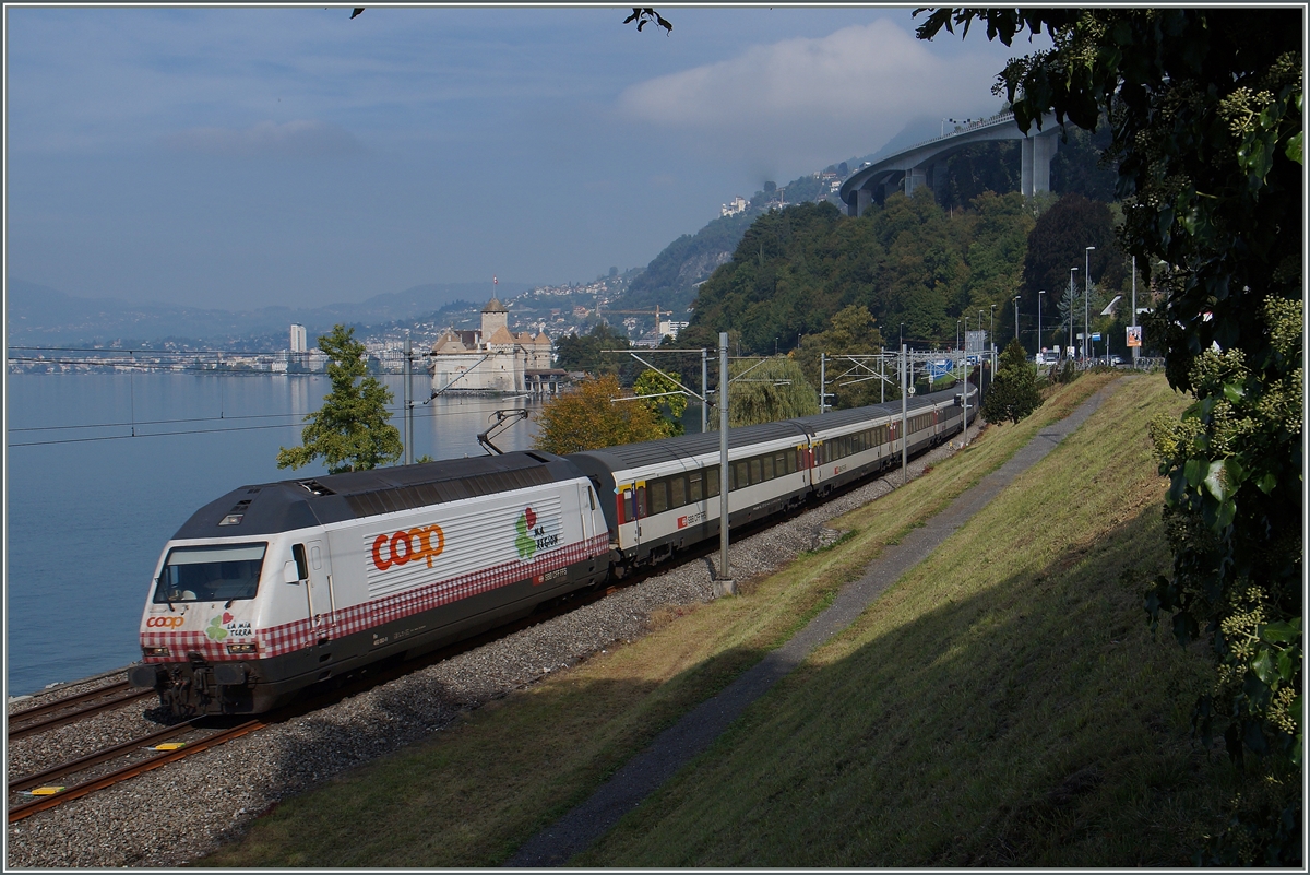 Das  Tischtuch  Re 460 083-9 flattert mit einem IR nach Brig beim Château de Chillon vorbei.
2. Okt. 2015