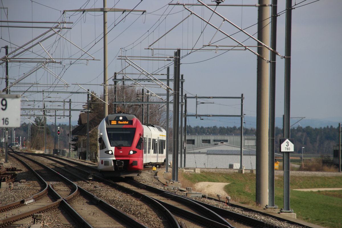 Das ist topfelibahn (TPF) in S20 nach neuchâtel, hier in Ins für eine kleines Halt