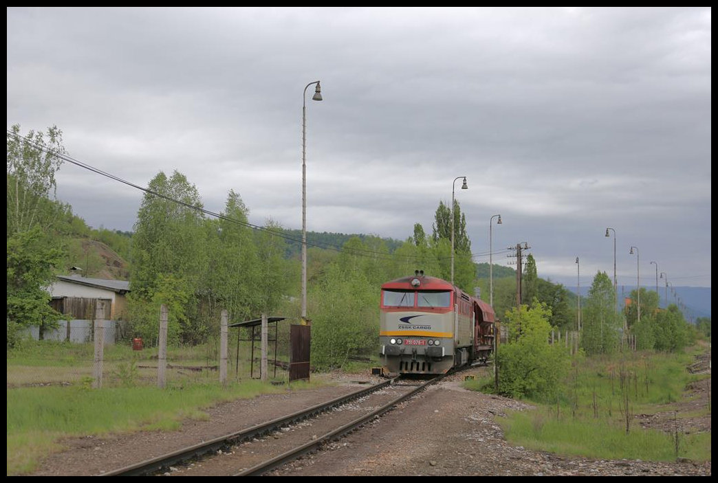 Das Tor des Anschlussgleises zum Magnesit Bergwerk in Lubenik ist am 14.5.2019 geöffnet. Die Bardotka 751075-1 holt einen beladenen Wagen vom Bergwerk ab.