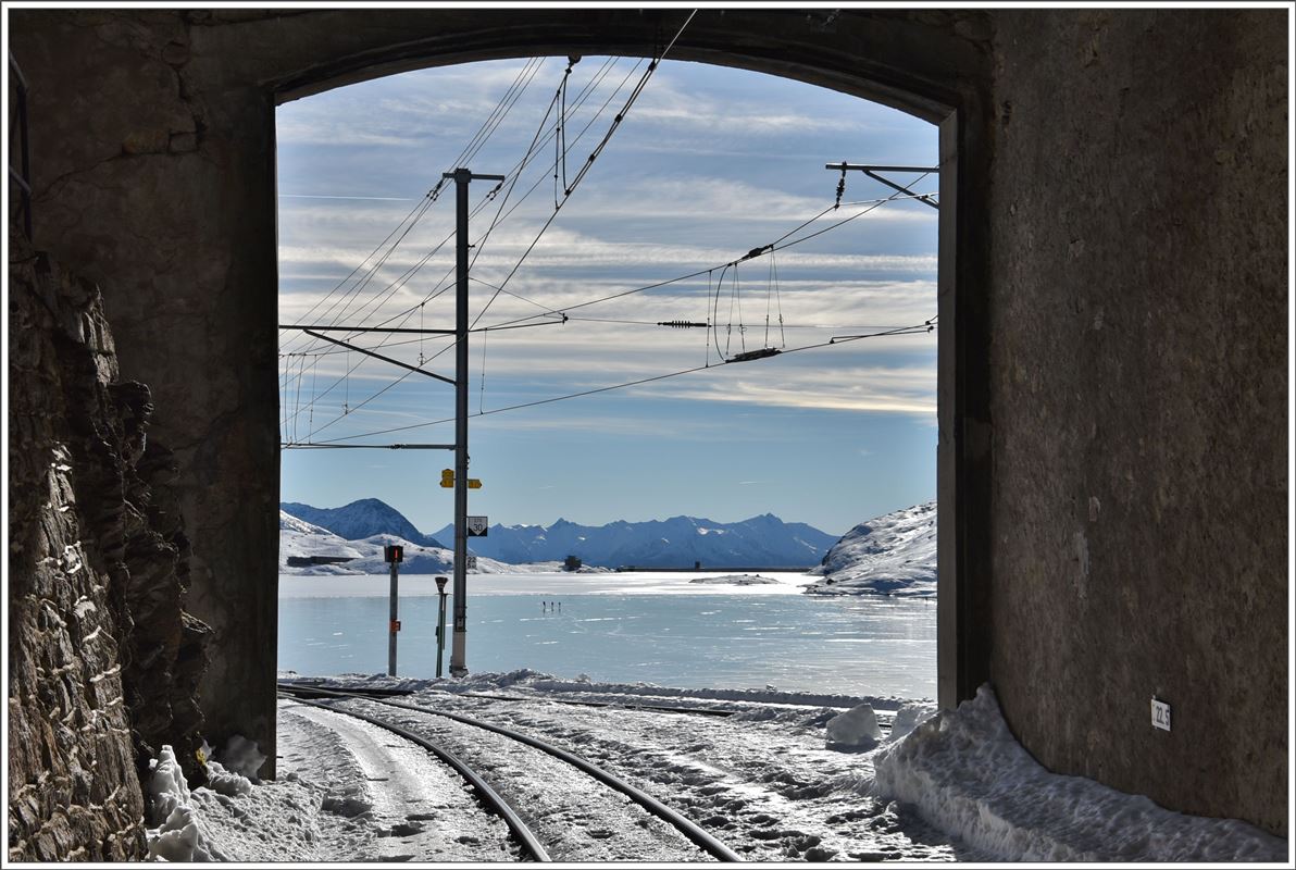 Das  Tor zum Süden  in Ospizio Bernina 2253m mit Blick auf den schwarz gefrorenen Lago Bianco und die italienischen Bergamasker Alpen. (08.12.2016)