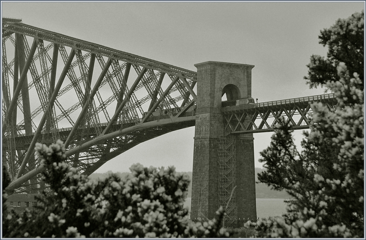 Das  Tor  zur nördlichen der drei eindrücklichen Brückenelementen, die der Fort Bridge ihr unverwechselbares  Gesicht  geben.
Obwohl der Cost Path von Nord Queensferry nach Kirkcaldy etwa mit Ausblicken auf die Forth Bridge geizt, sind diese um so eindrücklicher.
23. April 2018