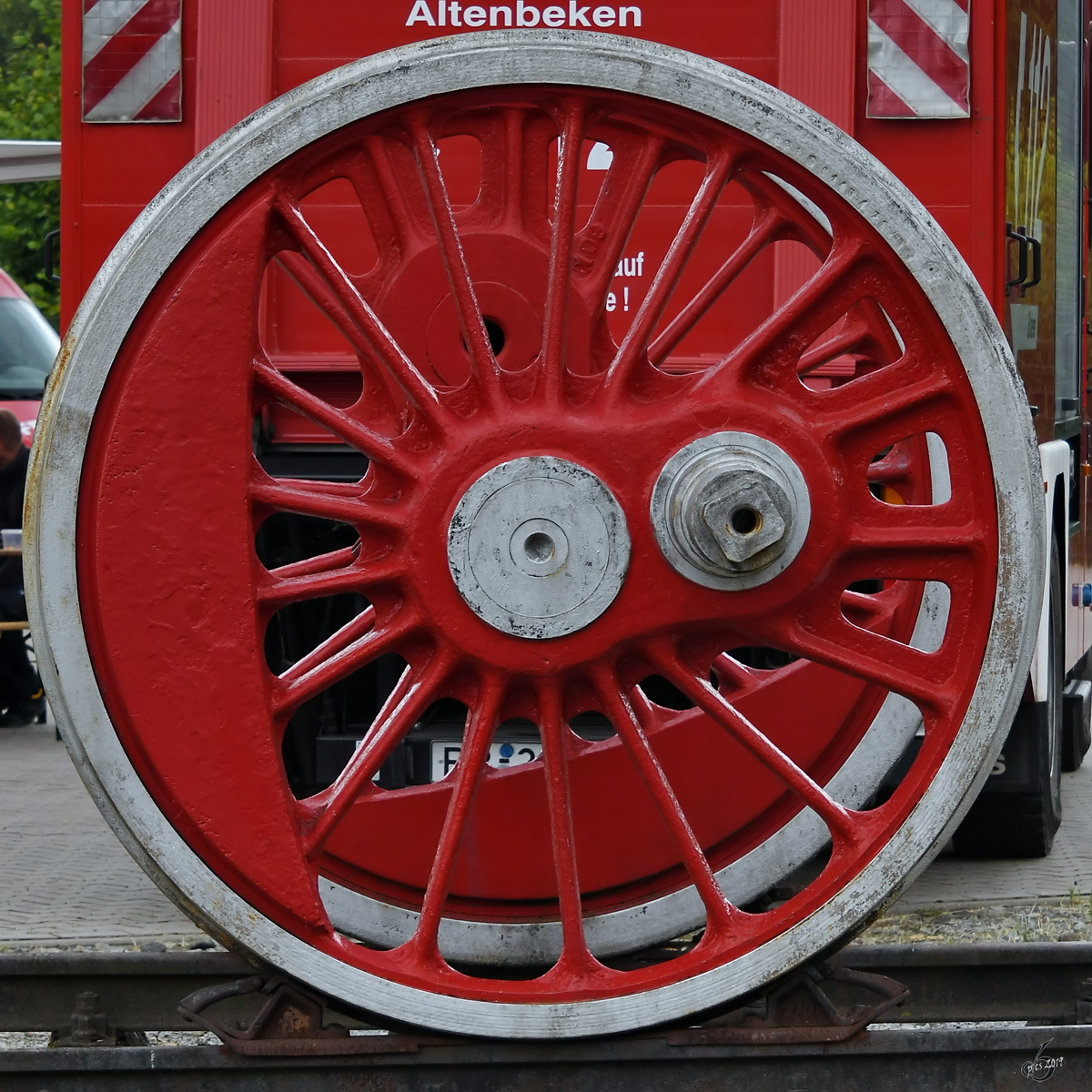 Das Treibrad einer Dampflokomotive. (Bahnbetriebswerk Altenbeken, Juli 2019)
