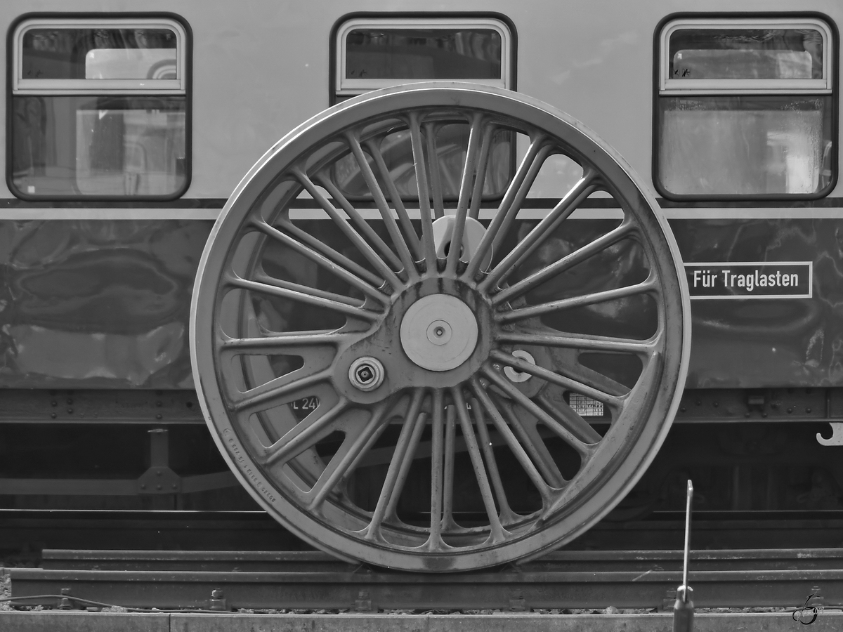 Das Treibrad einer dreizylindrigen Dampflok ist am Bahnhof Putbus ausgestellt. (April 2019)