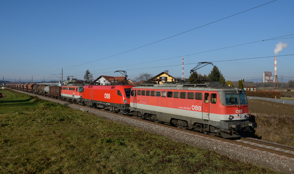 Das Tridem bestehend aus  1142 632, 1016 024 und 1142 638 bespannten am 28. November 2014 den Güterzug 44463 von Graz Vbf. nach Spielfeld-Straß, fotografiert bei Werndorf.
