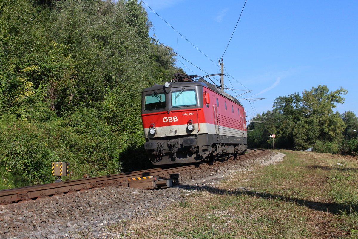 Das Triebfahrzeug für den EC158 von Spielfeld-Straß nach Wien Hbf wird unter der Woche planmäßig als PLZ88613 von Graz nach Spielfeld-Straß zugeführt so wie am 10.9.2020 die 1144 280 im Bahnhof Retznei.