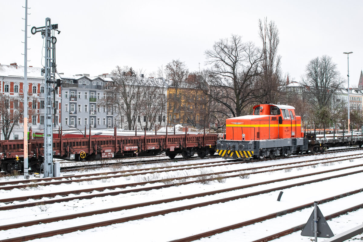 Das  Triebfahrzeug der Niederbarnimer Eisenbahn AG, 00613. Abgestellt mit einem Zug mit Baumaterialien in Richtung Osten. 03.12.2023


Berlin macht Dampf
Eisenbahnfreunde Berlin e.V.