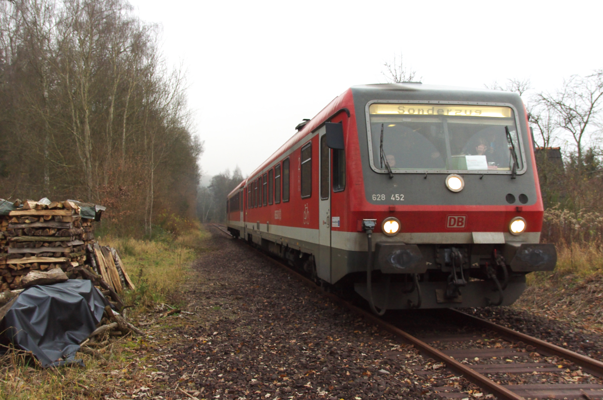 Das trübe Herbstwetter passte zu dieser Abschiedsfahrt der Baureihe 628 an der Nahe.
Durch die Übernahme von VLEXX wurden die 628er und 612er der DB Regio Südwest in dieser Region arbeitslos. Neben der Hauptstrecke, der Rhein-Nahe Bahn Bingen - Saarbrücken wurden auch einige Nebenstrecken befahren. Auch diese Strecke hier ist mittlerweile ohne Verkehr. 628 452 auf dem Weg von Türkismühle nach Wolfersweiler beim ehemaligen Bahnhof Nohfelden Süd am 29.11.2014 - Bahnstrecke 3201 Türkismühle - Kusel (Westrichbahn) 
