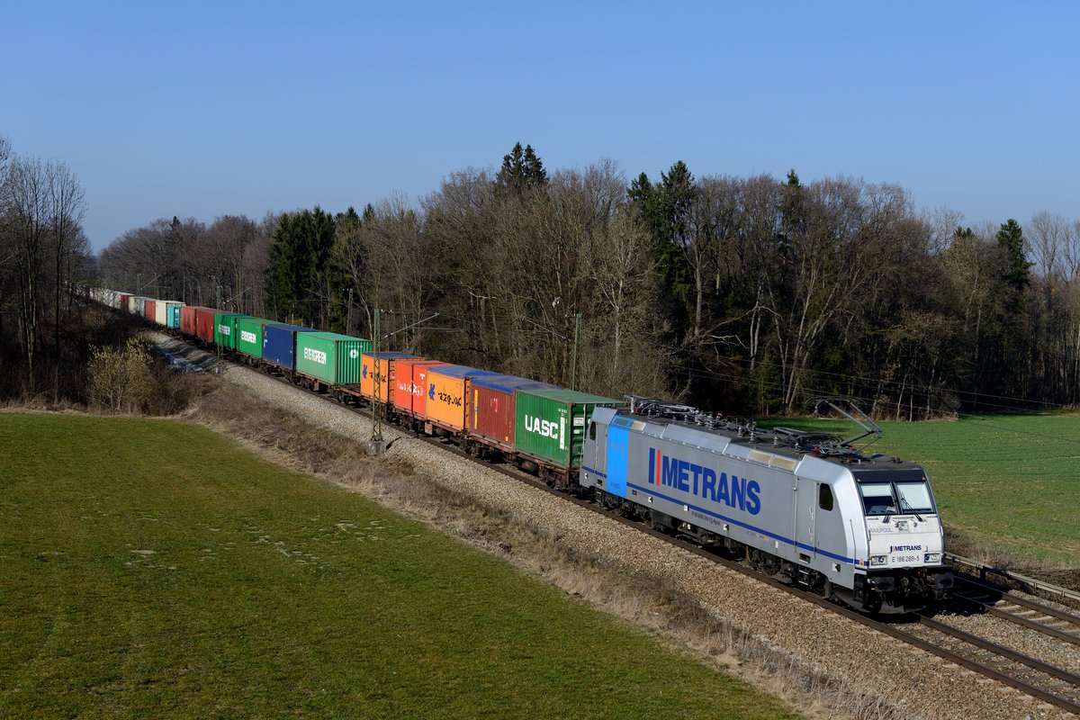 Das tschechische Eisenbahnunternehmen Metrans hat in den letzten Jahren stark expandiert. Die Hamburger Hafen und Logistik AG hält die Mehrheit der Anteile an der Gesellschaft. Dementsprechend liegt der Schwerpunkt auf dem Verkehr von und zu den Hamburger Containerterminals. Auch in heimischen Gefilden gehören die Metrans-Züge inzwischen zum gewohnten Bild. So verbindet ein Containerzug zweimal die Woche das Containerterminal in Salzburg mit Hamburg. Am 13. März 2014 konnte mit dieser Leistung die Railpool 186 289 südwärtsfahrend bei Gutmart abgelichtet werden.