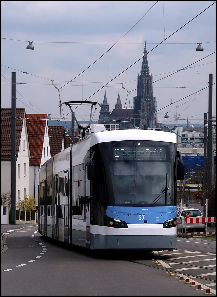 Das Ulmer Münster ist häufig dabei -

An etlichen Streckenabschnitten der neuen Linie 2 hat man einen Blick auf das Ulmer Münster. Hier befährt ein Avenio M in Richtung Wissenschaftstadt auf dem Eselberg den steilen Mähringer Weg.

28.03.2019 (M)