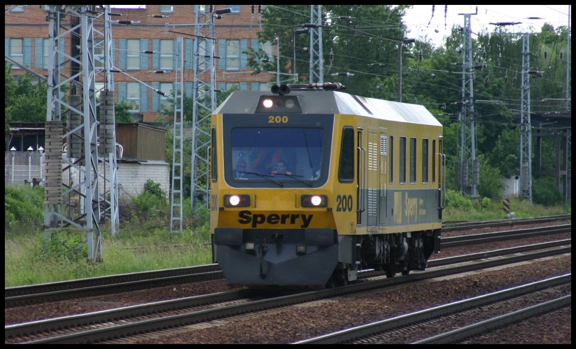 Das Ultraschall Schienen Messfahrzeug Sperry 200 von Railinternational erreicht hier aus Süden kommend am 30.5.2007 den Bahnhof Berlin Schönefeld.