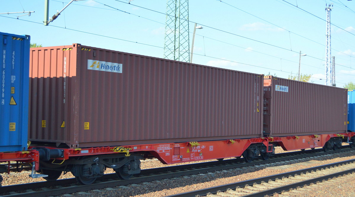 Das ist einer der umgebauten ehemaligen Gelenk-Containertragwagen der Gattung Sggmrs 715 der DB Cargo, die baulich etwas verkürzt und die Aufstandshöhe etwas erhöht wurde. Im Bild der Gelenk-Wagen mit der Nr. 31 RIV 80 D-DB 4850 435-7 Sggrs 716 (neue Gattungbezeichnung) am 11.09.19 Bf. Flughafen Berlin Schönefeld. 
 