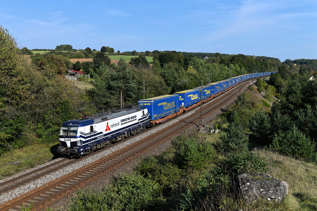 Das Unternehmen VTG Retrack setzt Vectron Maschinen des Vermieters Railpool ein. Kürzlich haben einige Loks eine in meinen Augen sehr gefällige und elegante Folierung in weiß und metallic-blau erhalten. Auch bei diesem Unternehmen weist man auf die verbindende Wirkung der erbrachten Dienstleistungen hin. Am 13. September 2020 passierte der von der 193 811 geführte DGS 40656 von Curtici nach Wanne-Eickel bei besten Foto-Bedingungen meinen Standpunkt bei Laaber in der Oberpfalz und ich konnte mit meinem ersten Bild dieser geschmackvoll gestalteten Lok samt komplett beladenem KLV-Zug zufrieden sein.