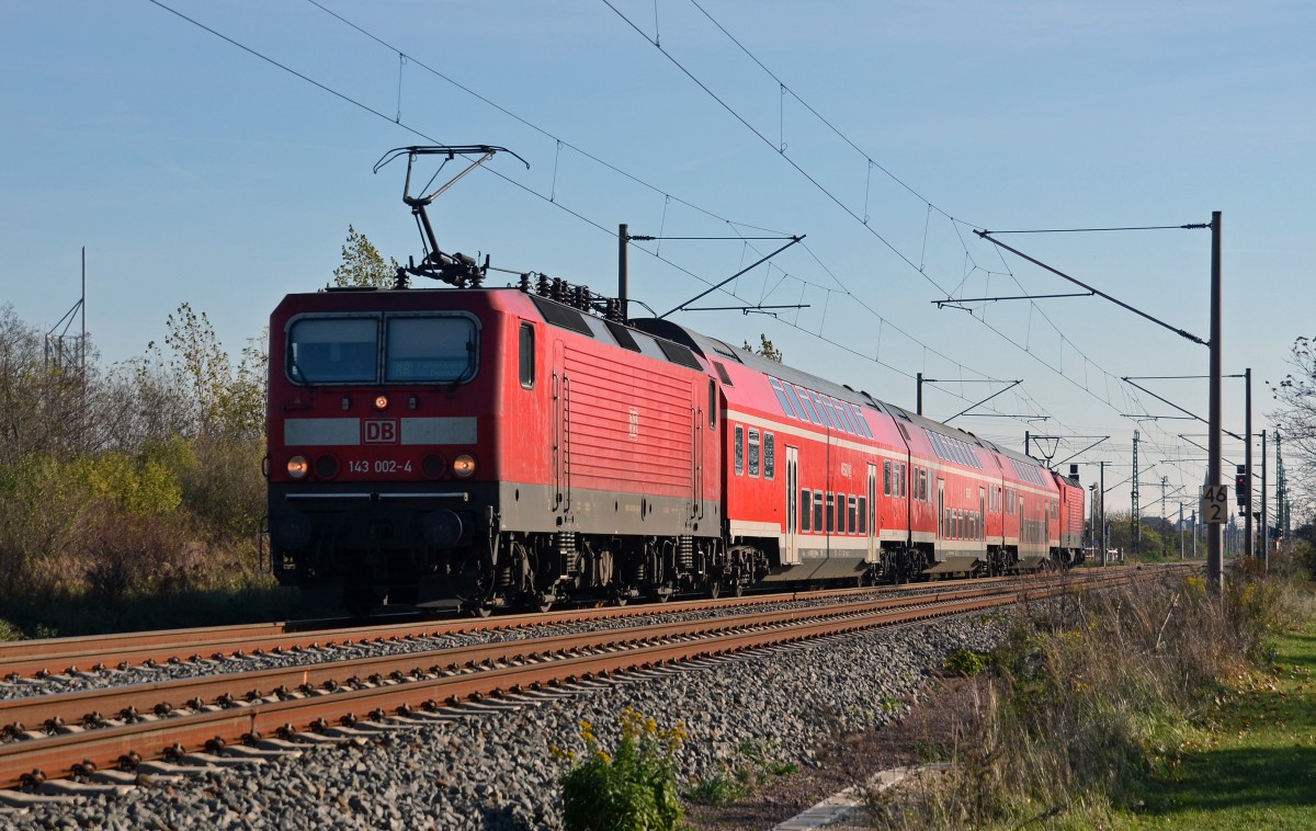Das Urgestein 143 002 bespannte zusammen mit ihrer Schwester 143 086 am 31.10.13 eine RB von Halle(S) nach Falkenberg(Elster). Hier passiert das Sandwich Greppin.