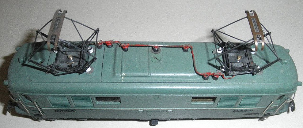 Das VB-Modell der französichen BB9001 aus den 1950er und frühen 1960er Jahren: Zeitgemäß spartanisch ist die Dauchausrüstung. Vielleicht ist das bei den französischen 1,5kV-Gleistromloks aber auch so. Bei Gleichspannung braucht es ja nicht viel. Ich kenne leider kein Vorbildfoto aus dieser Perspektive.
Aufgenommen 16.8.2014