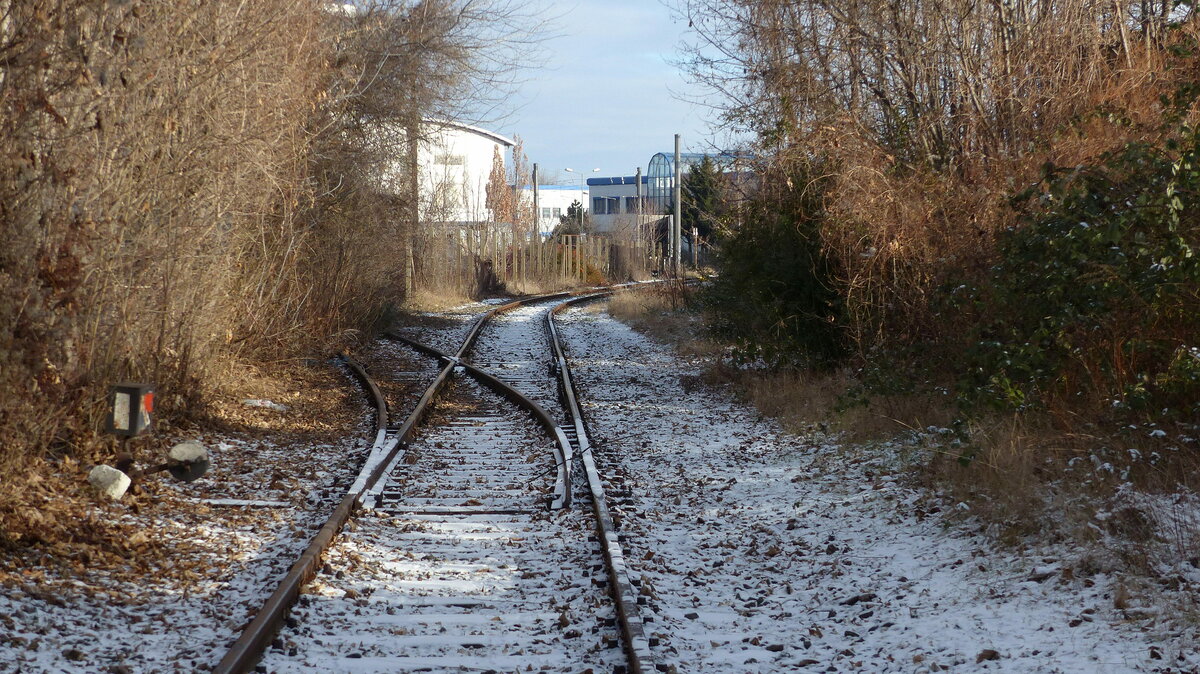 Das Verbindungsgleis zwischen Erfurt Nord und Erfurt Ost am 17.01.2017 am Bahnübergang Richard-Hegelmann-Straße.